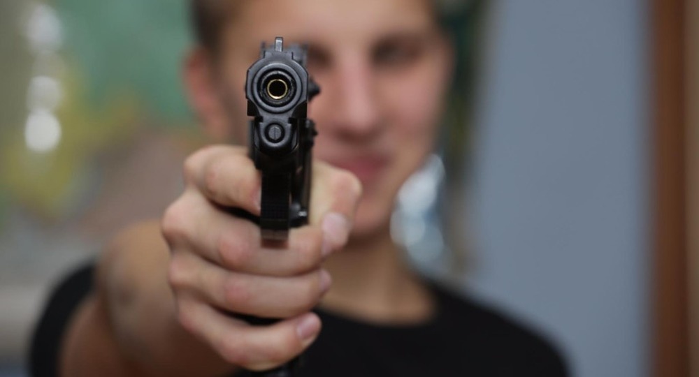 Подросток открыл стрельбу по людям (видео)