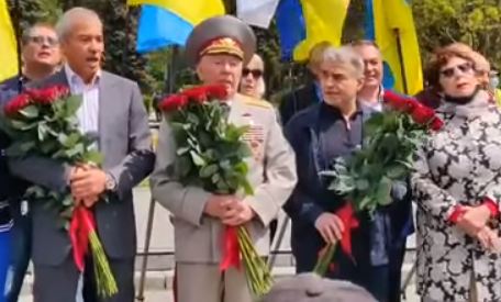 Без масок и соблюдения дистанции: депутаты Кальцевы в Запорожье пели “День Победы” на 9 мая (ВИДЕО)