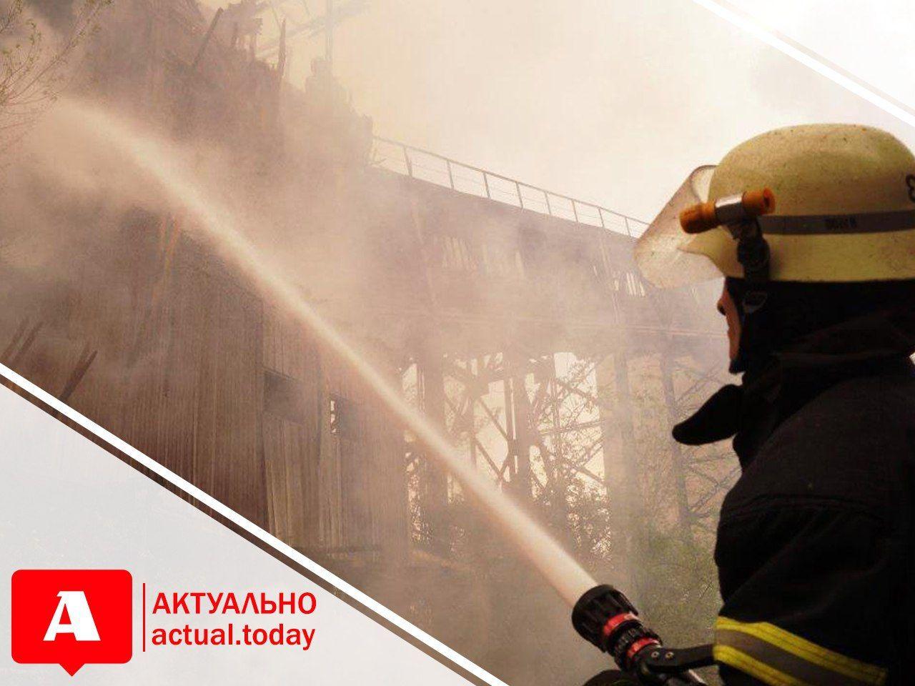 Масштабный пожар в многоэтажке Запорожья: эвакуировали 9 человек, из них 3 – дети (ФОТО)
