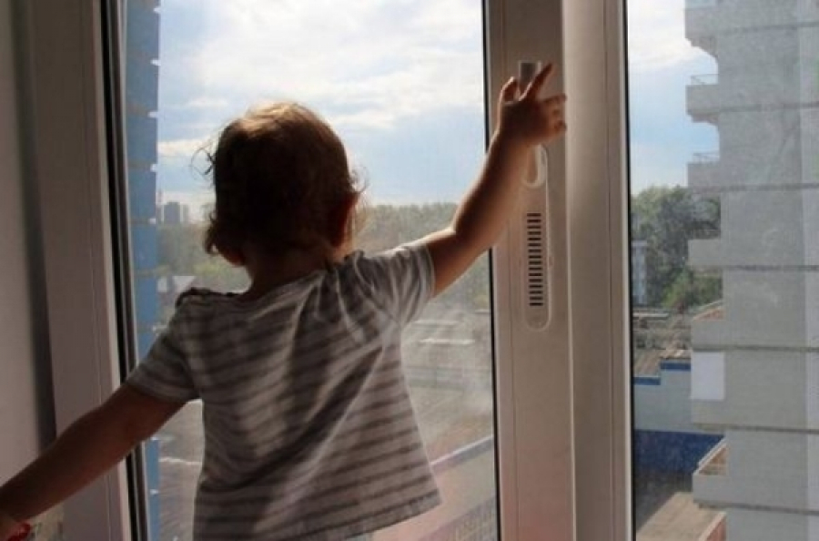 В Запорожской области из окна выпал ребёнок: он жив