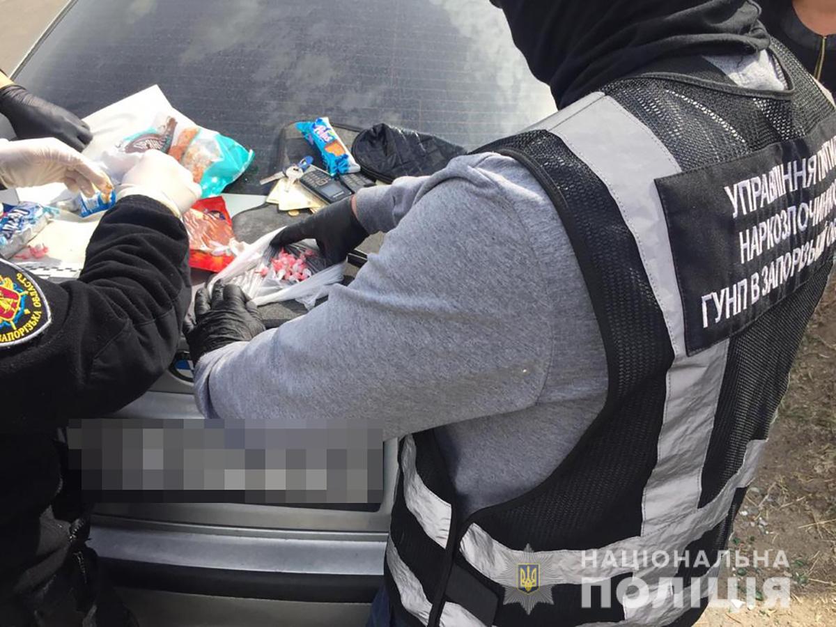 В Запорожье задержали “закладчицу”, которая хранила наркотики в банке с шоколадом (ВИДЕО)