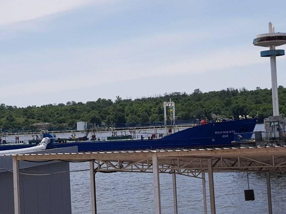 В Запорожье заметили российский танкер (ФОТО)