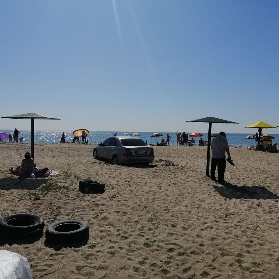 На пляже запорожского курорта автомобили устроили гонки: один застрял в песке (ФОТО)