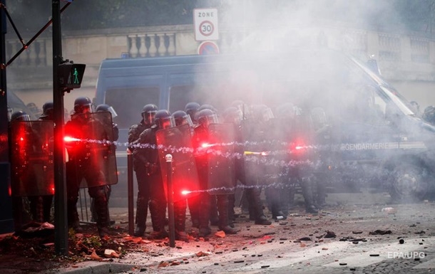 В Париже произошли столкновения между протестующими медиками и полицией (ФОТО)