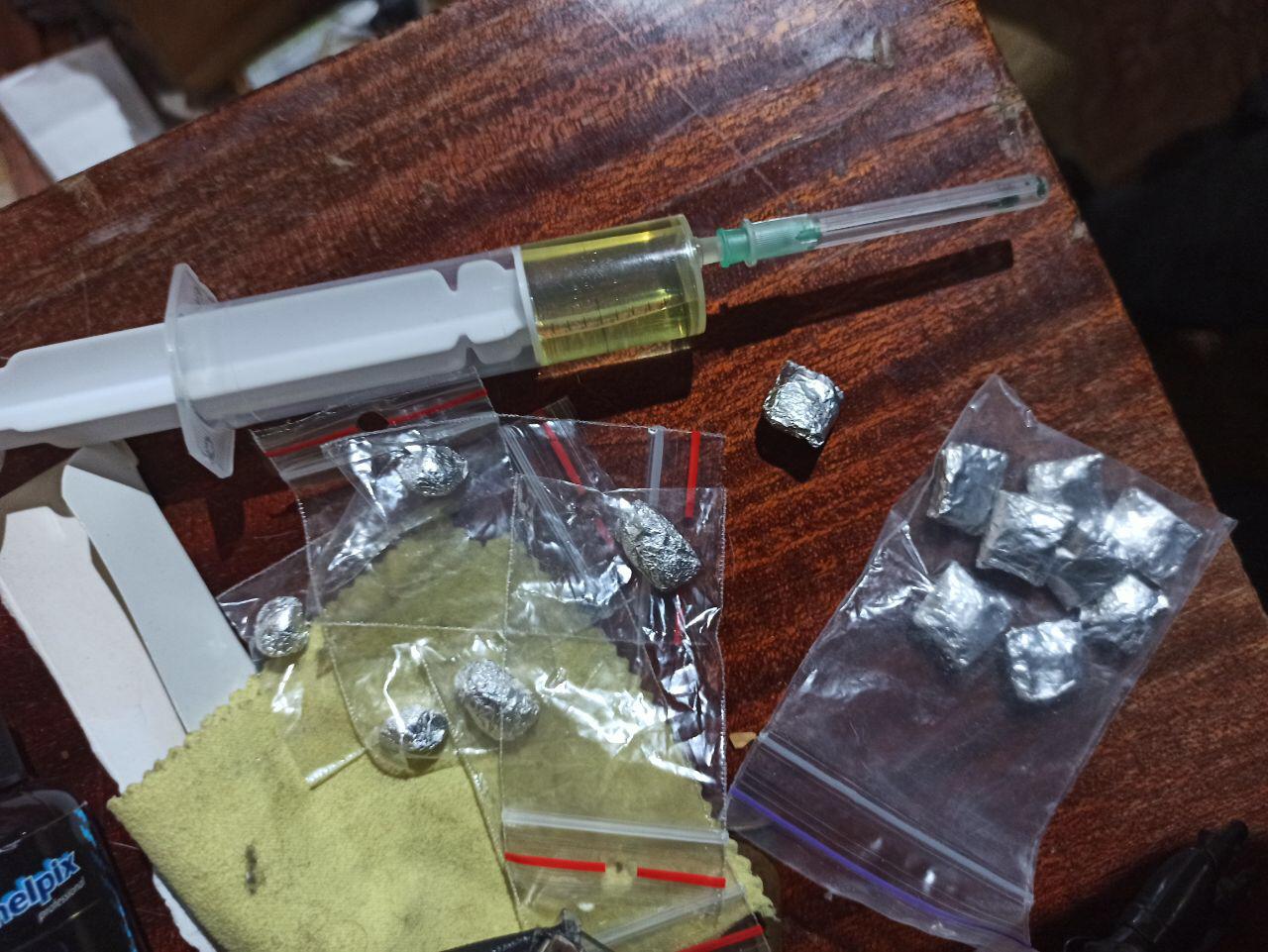 Шприцы и зип-пакеты с метадоном и марихуаной: в Бердянске разоблачили наркоторговца (ФОТО)
