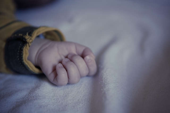 «Одеяло накрыло лицо»: в Запорожье на Космосе в квартире обнаружен труп младенца