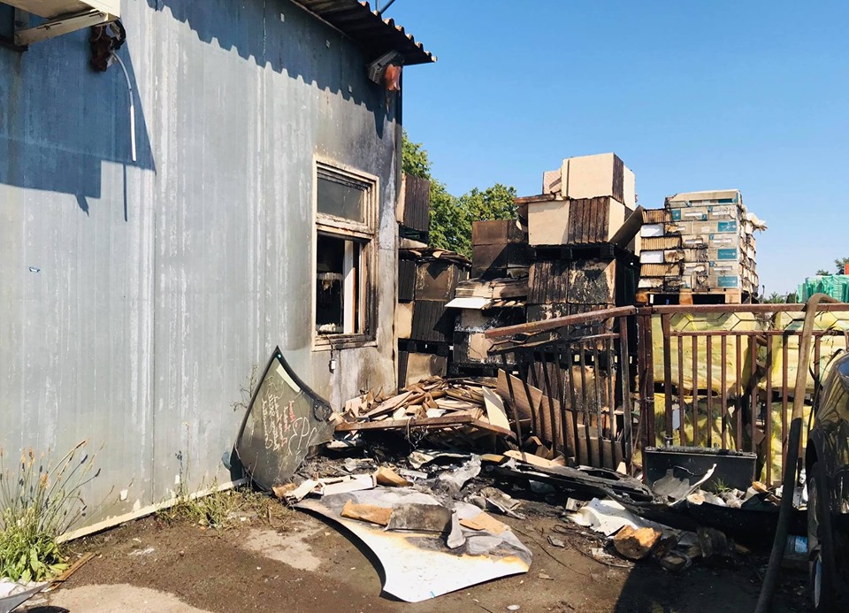 В ГСЧС прокомментировали масштабный пожар возле “Эпицентра” в Запорожье (ФОТО)