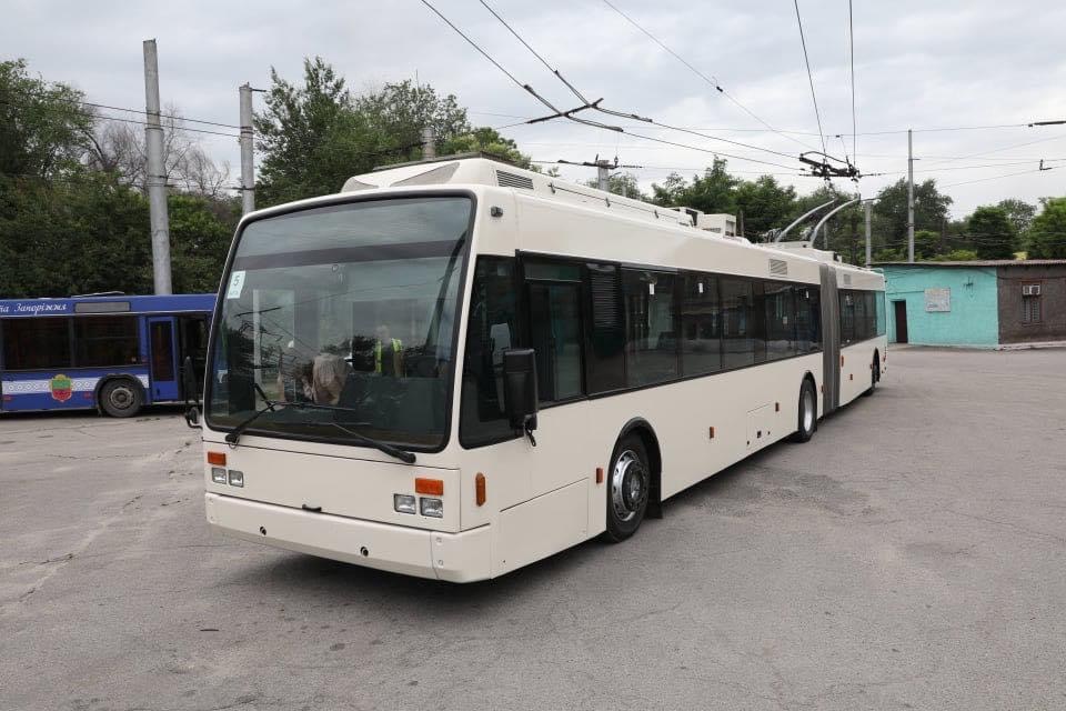 В Запорожье доставили европейский троллейбус, который скоро «переоденут» в вышиванку: маршрут (ФОТО)