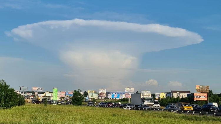 Над Киевом появился “ядерный гриб”: фото и видео редкого явления