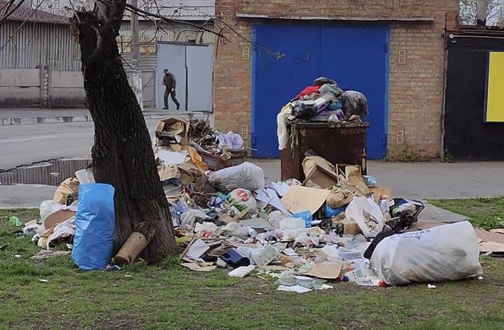 Территорию запорожского кожвендиспансера захламили мусором и отходами (ФОТО)
