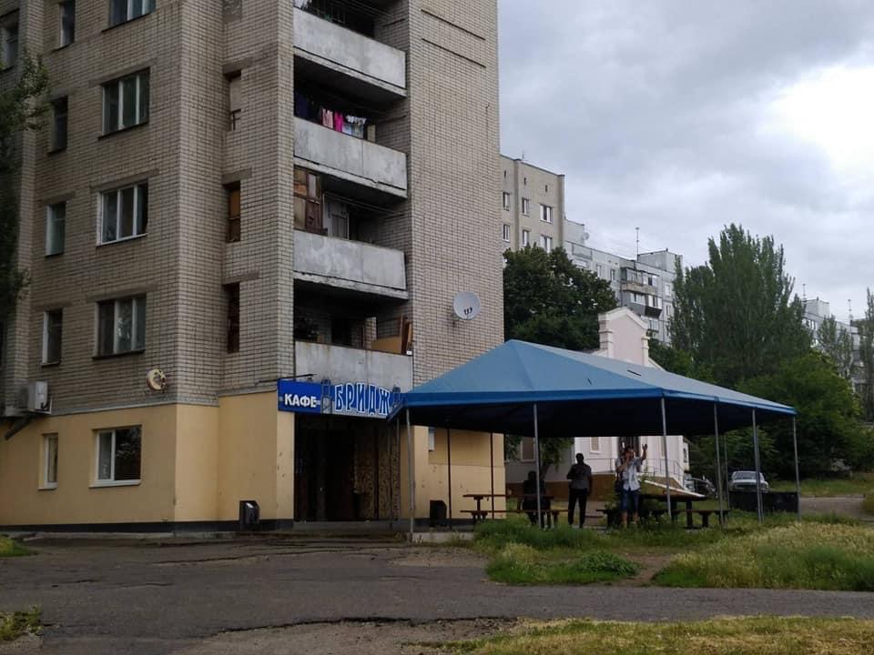 В Запорожье демонтируют летнюю площадку кафе, на которое пожаловались горожане (ФОТО)