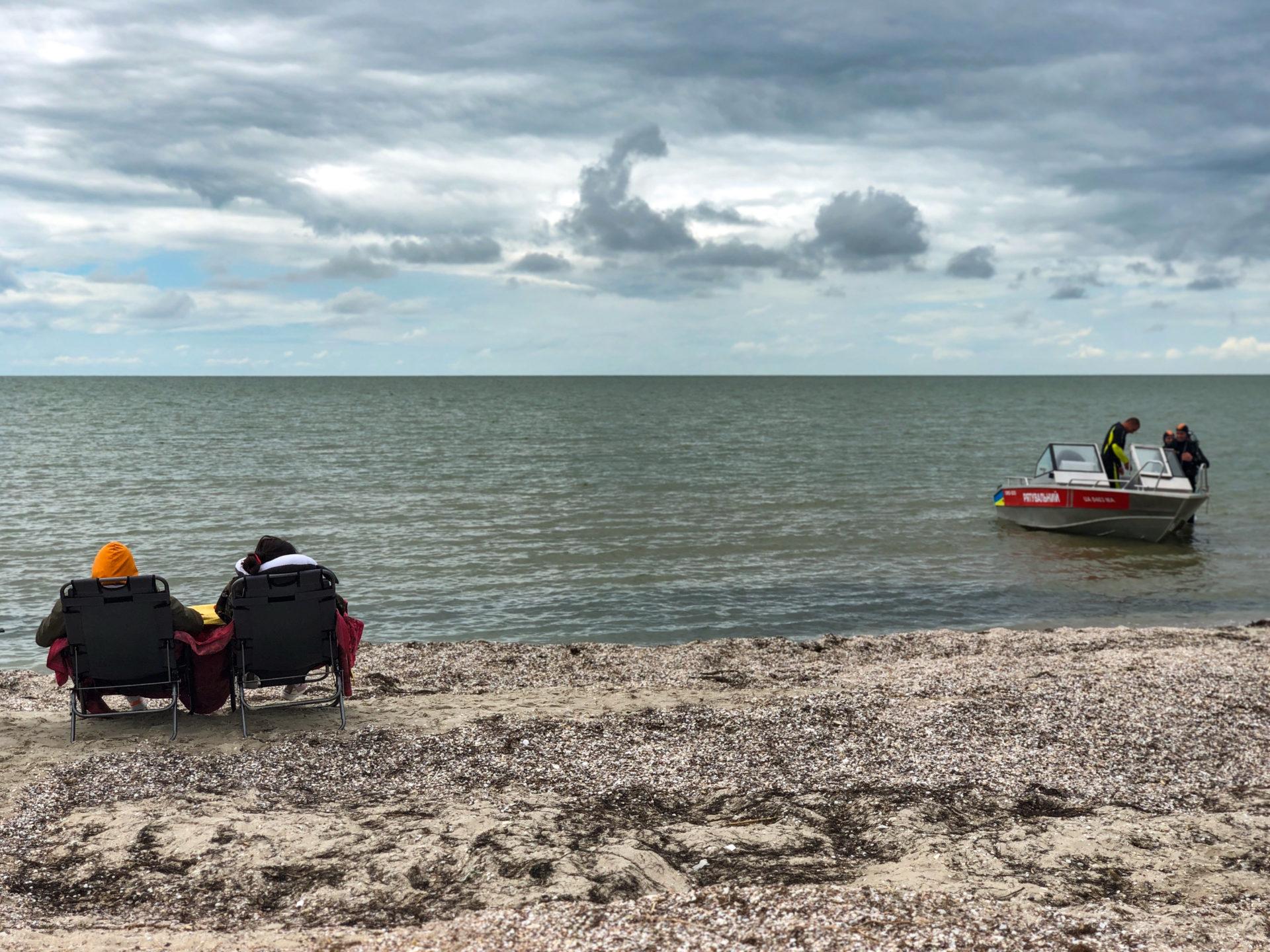 На запорожском курорте рыбаку в открытом море стало плохо: он едва не утонул