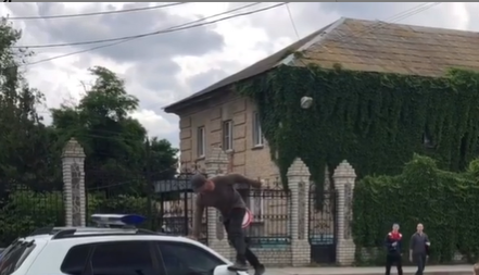 В Запорожской области неадекватный мужчина пытался разгромить полицейский автомобиль (ВИДЕО)