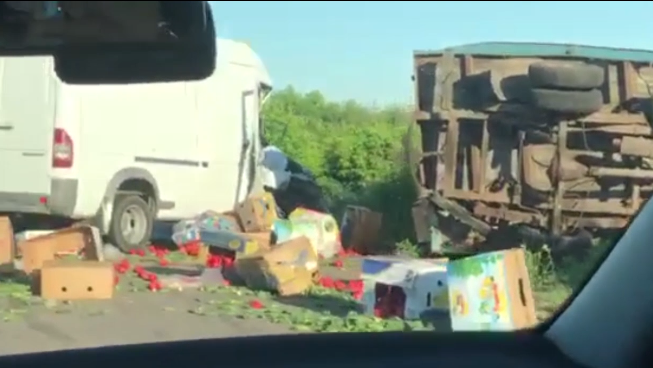 Овощи по всей трассе: в Запорожской области в результате ДТП перевернулся “КамАЗ” (ФОТО, ВИДЕО)