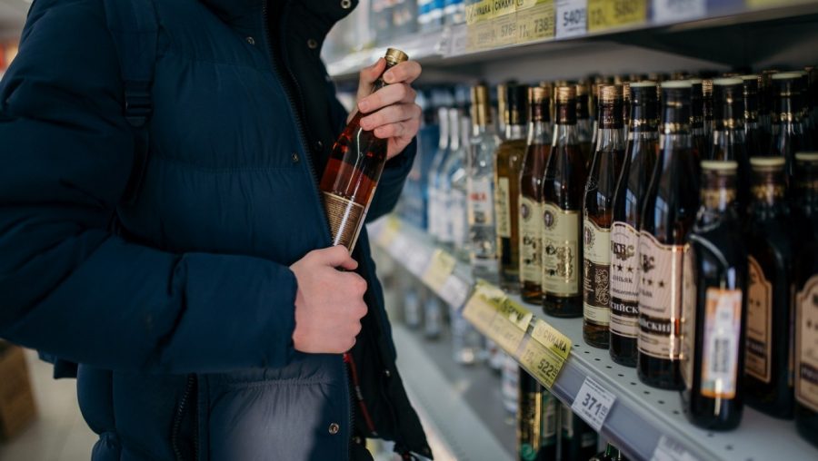 В Запорожье просят опознать мужчину, который украл дорогой алкоголь (ФОТО, ВИДЕО)
