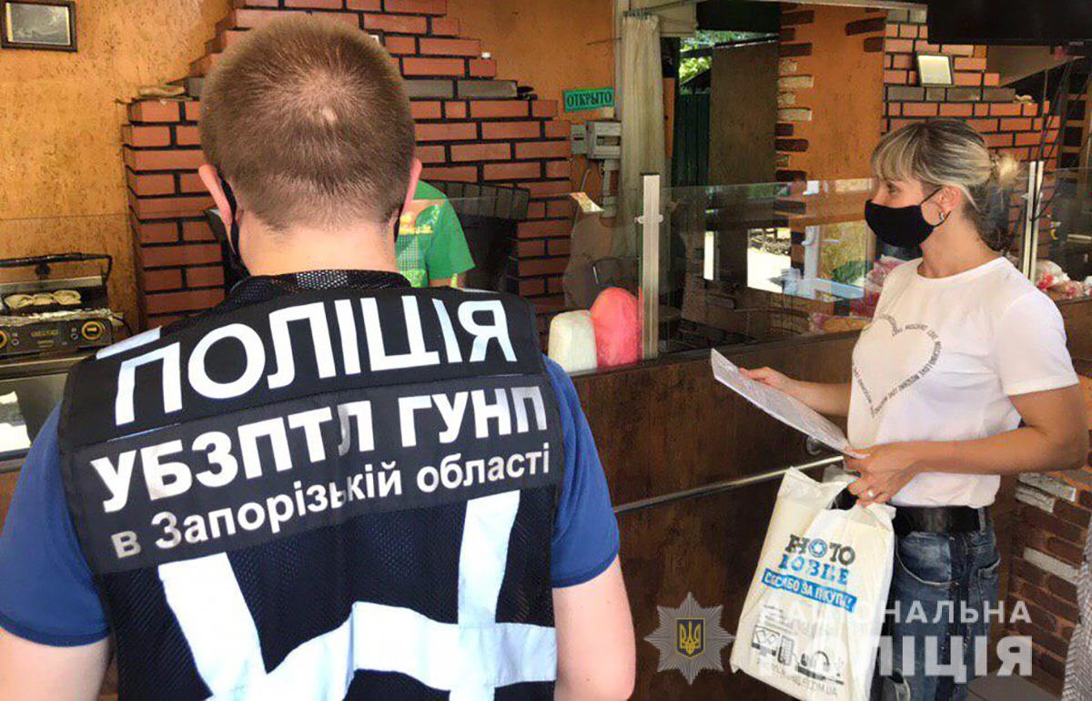 В Запорожье в местах продажи фаст-фуда искали иностранцев-нелегалов (ФОТО)