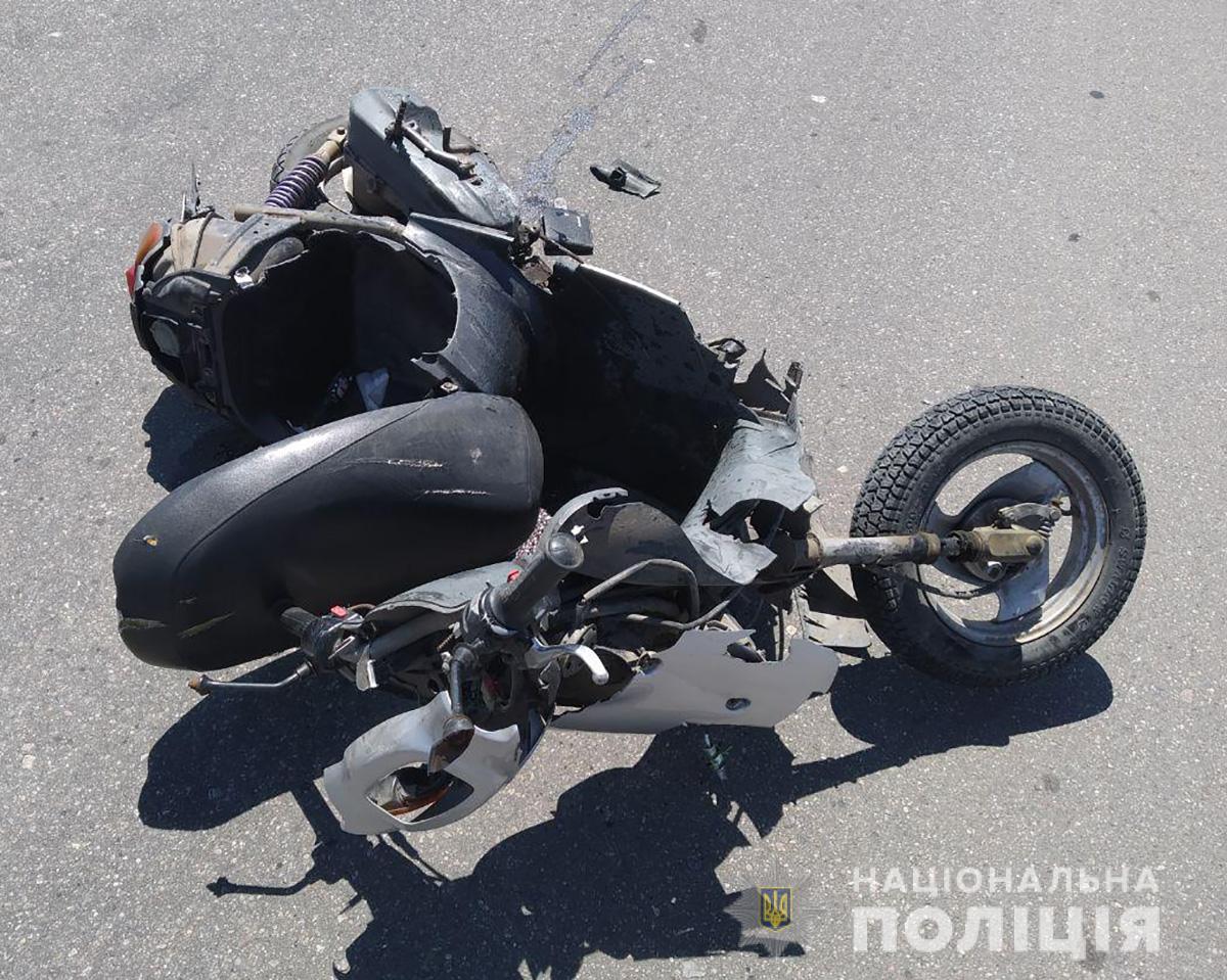 На запорожской трассе в ДТП погиб водитель скутера: разыскиваются свидетели (ФОТО)