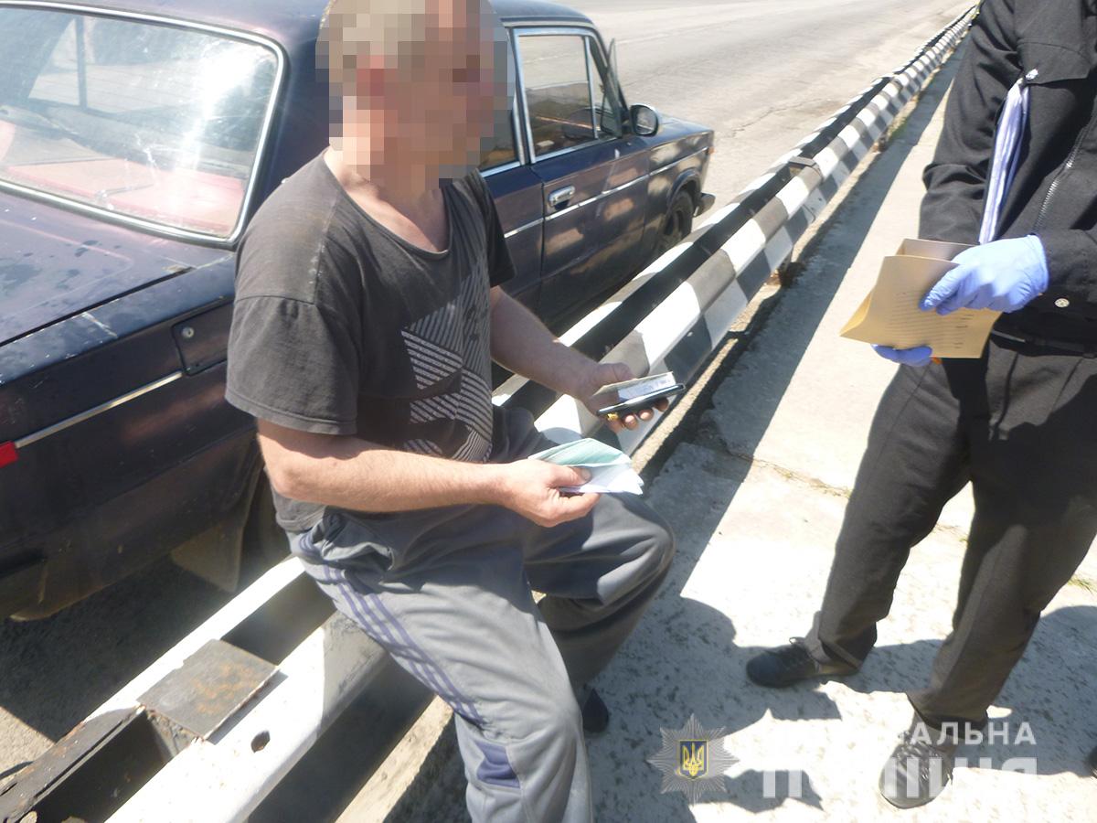 В Запорожской области пьяный водитель на КПП предлагал взятку полицейскому (ФОТО)