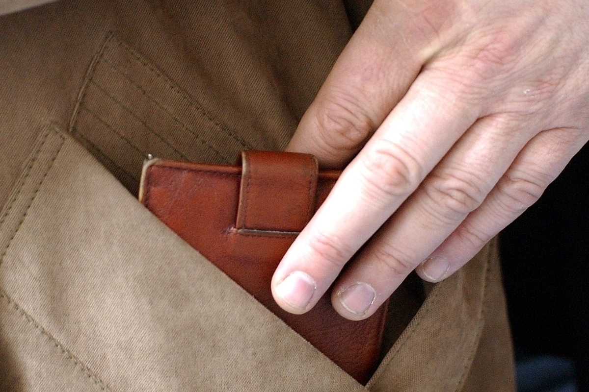 Запорожцев просят опознать парня, который украл кошелек с важными документами (ФОТО)