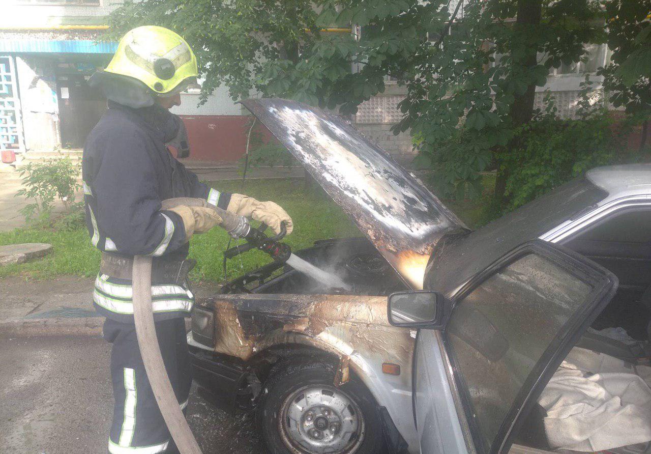 В Запорожье в спальном районе сгорели две иномарки (ФОТО)