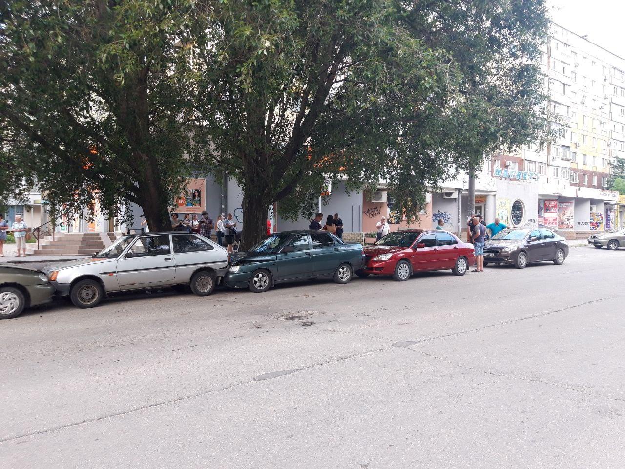 Столкнулись пять авто: в Запорожье женщина, паркуясь, стала причиной массового ДТП (ФОТО)