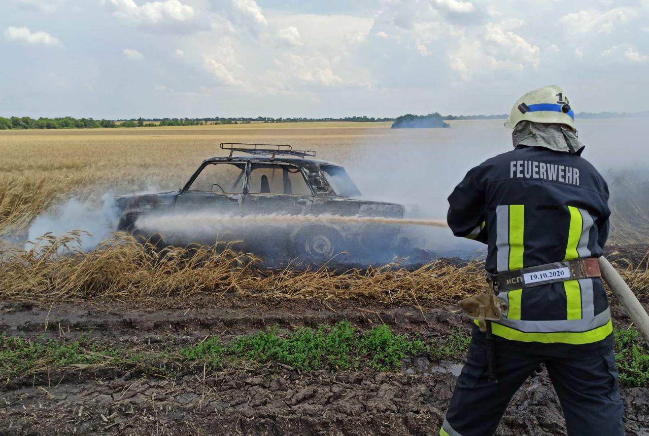 Посреди запорожской трассы сгорела легковушка (ФОТО)