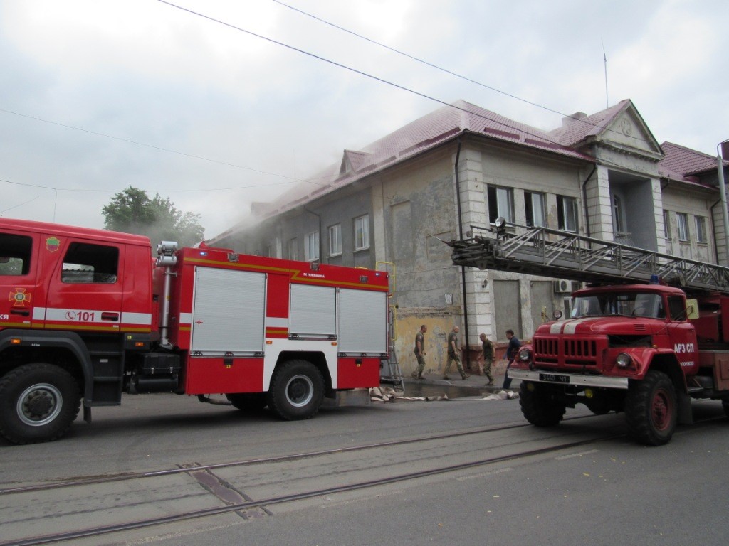 В Запорожье загорелось здание общежития: 36 людей успели эвакуироваться (ФОТО)