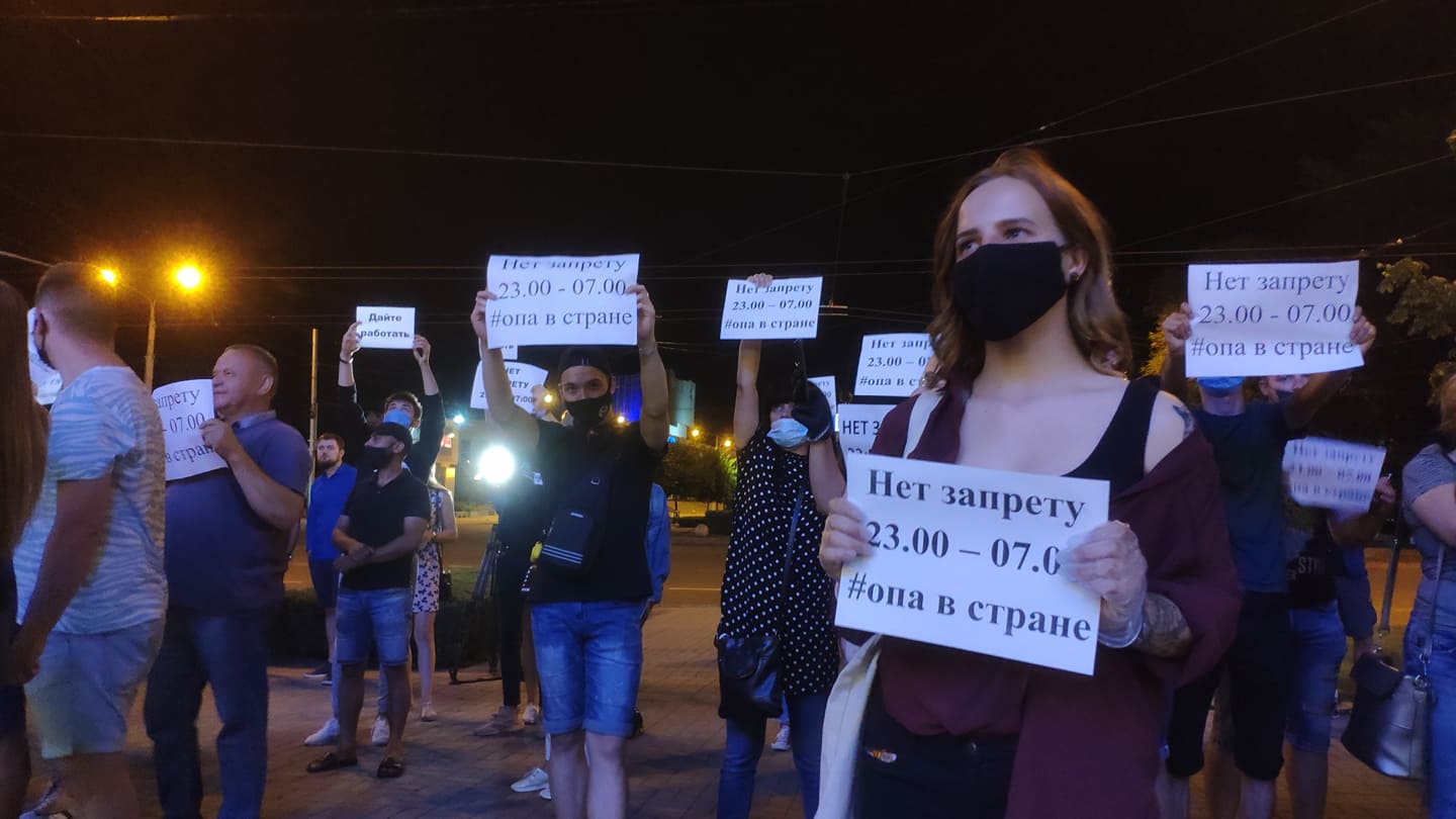 В Запорожье под мэрией протестовали работники ночных клубов, которые остались без работы из-за карантинных мер (ВИДЕО)