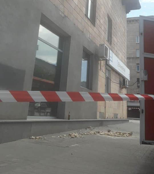“Трещит по швам”: как сейчас решается проблема аварийного дома в центре Запорожья (ФОТО)