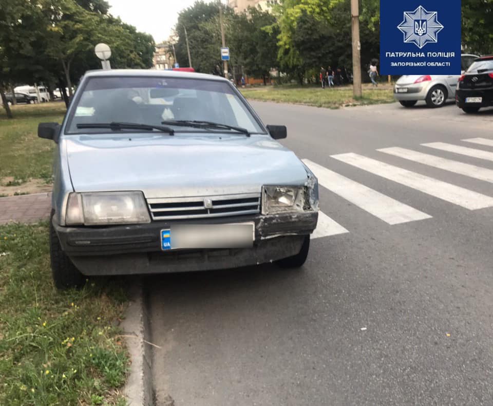 В Запорожье пьяный водитель врезался в припаркованное авто и сбежал (ФОТО)