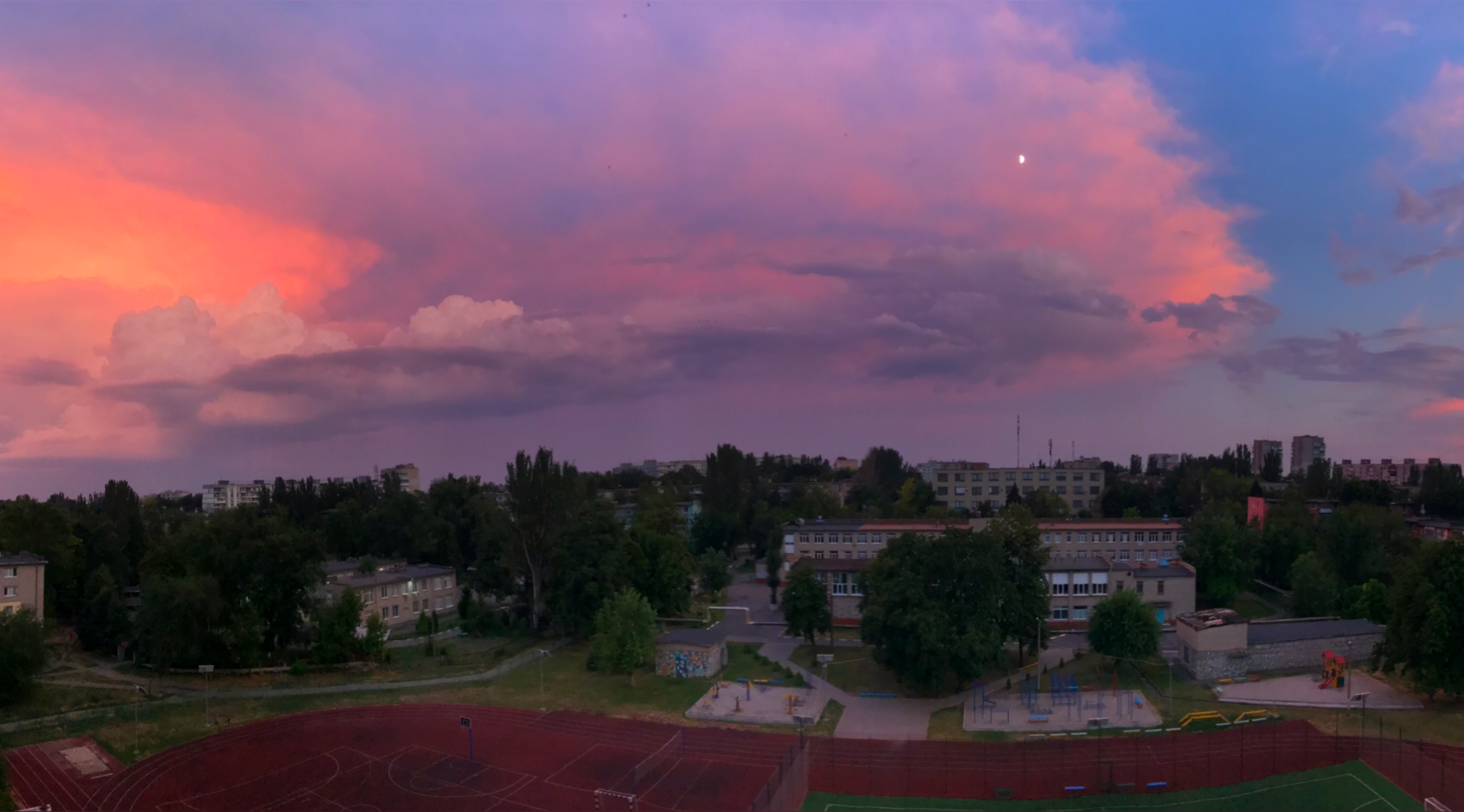 Сразу с двух сторон: жители Запорожья наблюдали удивительный закат (ФОТО)