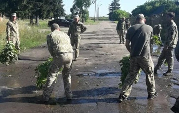 В Луцке к визиту Зеленского солдаты вычерпывали воду из луж (ФОТО,ВИДЕО)
