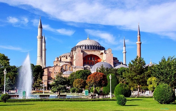 В Стамбуле проходит церемония открытия Святой Софии в качестве мечети (ВИДЕО)
