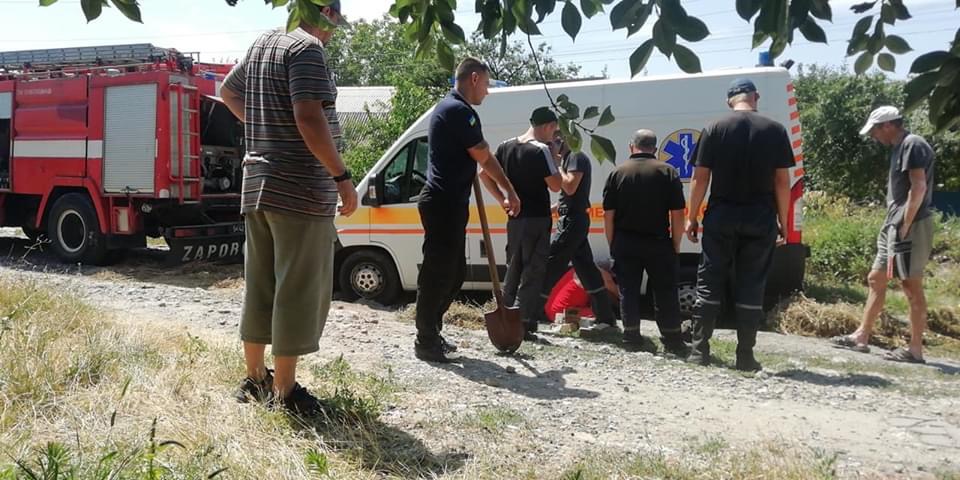 Автомобиль экстренной медицинской помощи в Запорожье попал в яму, скрытую сухой травой (ФОТО)