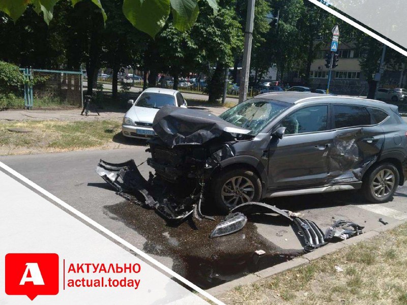 В центре Запорожья произошло лобовое столкновение автомобилей: внедорожник вылетел на “красный” (ВИДЕО)