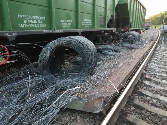 На Приднепровской ж/д поезд потерял груз и сошло три вагона (ФОТО)