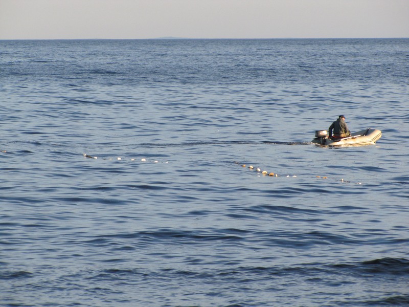 В Приморске на море спасли отдыхающего на лодке