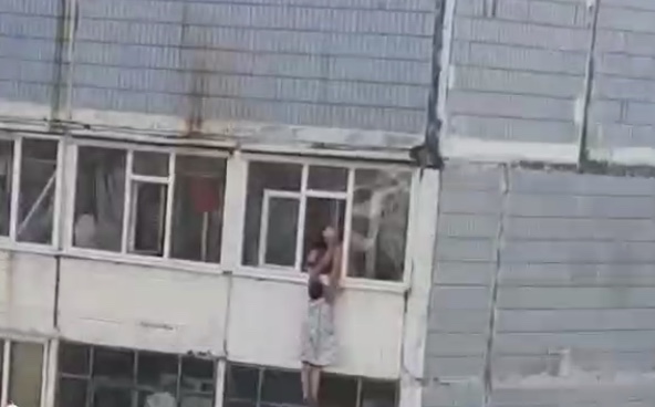 В Запорожье спасли женщину, которая повисла на балконе 9 этажа (ВИДЕО)