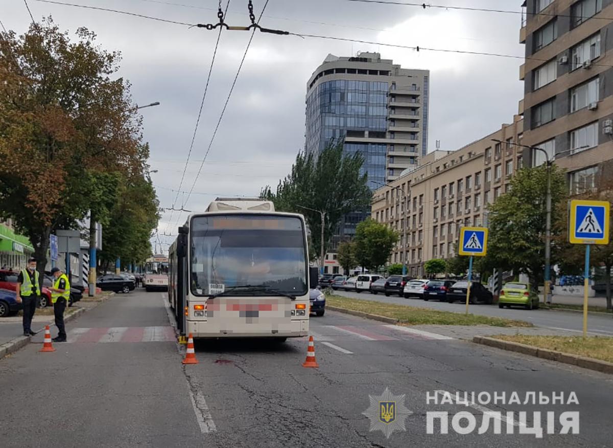 Женщина, которую сбил троллейбус в Запорожье получила множество травм: подробности (ВИДЕО)
