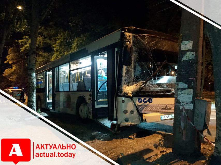 В Запорожье муниципальный автобус врезался в столб (ФОТО, ВИДЕО)