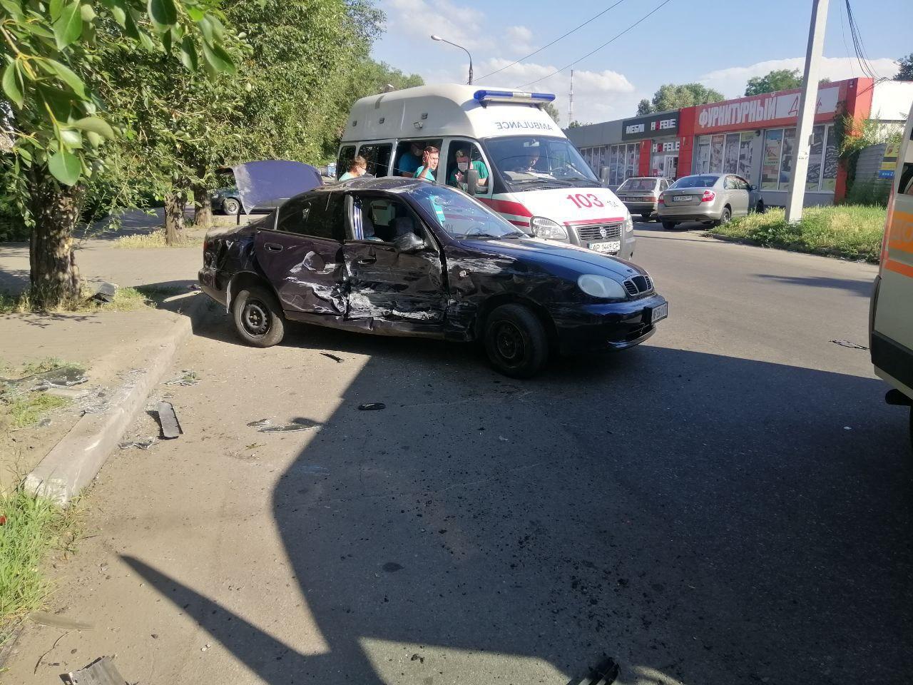 В Запорожье столкнулись Volkswagen Transporter и Daewoo Lanos: у машин серьезные повреждения (ФОТО, ВИДЕО)