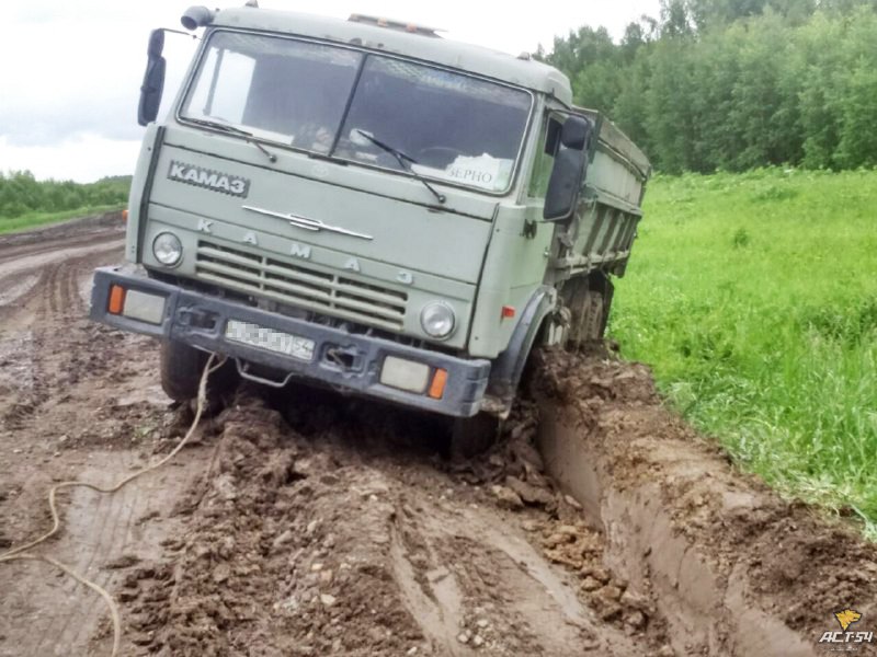 В Запорожской области зерновоз с большим перегрузом, объезжая весовой комплекс, застрял в грязи (ФОТО)