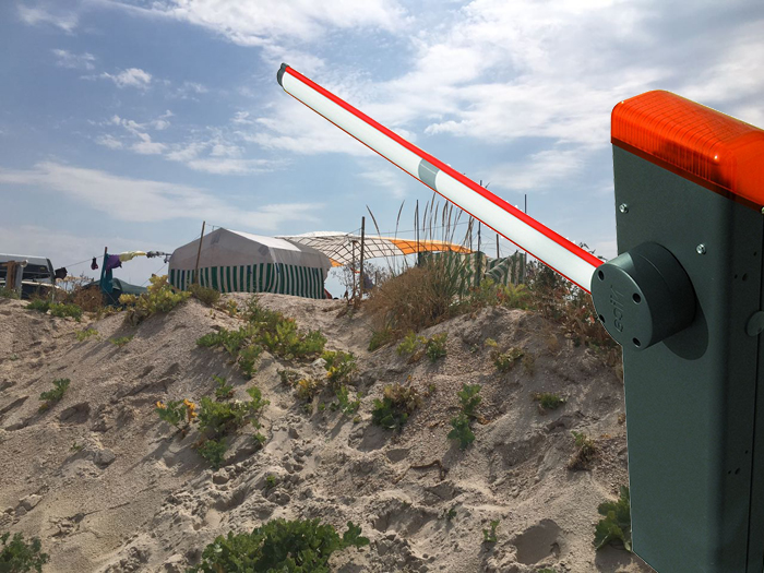 На пляже в Примпосаде снова появился шлагбаум с платным въездом, который ликвидировали 2 недели назад (ФОТО)