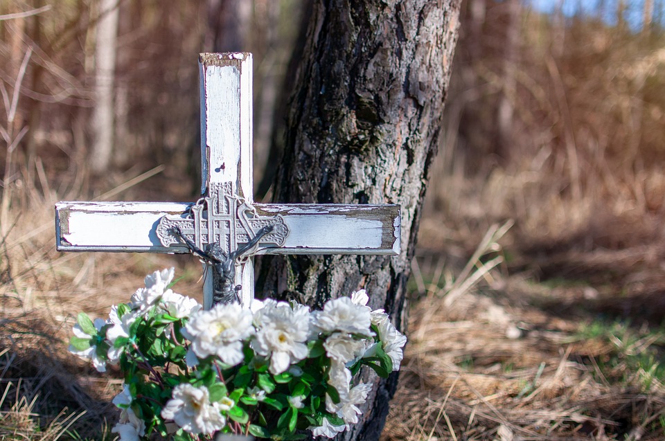 В Запорожской области вандалы с кладбища украли стол (ФОТО)