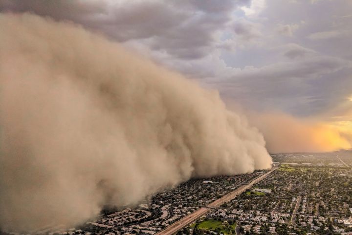 По Запорожской области пронеслась мощная пылевая буря (ВИДЕО)