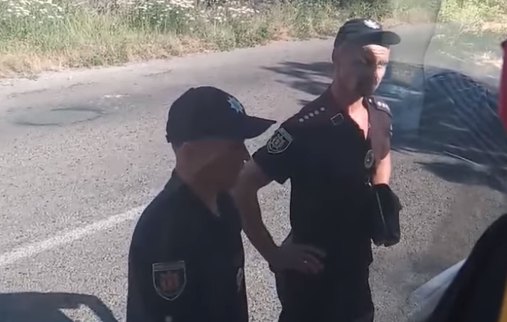 В Запорожской области полицейские, которые сами были без масок, остановили водителя автобуса, спустившего маску на подбородок: начато служебное расследование (ФОТО)