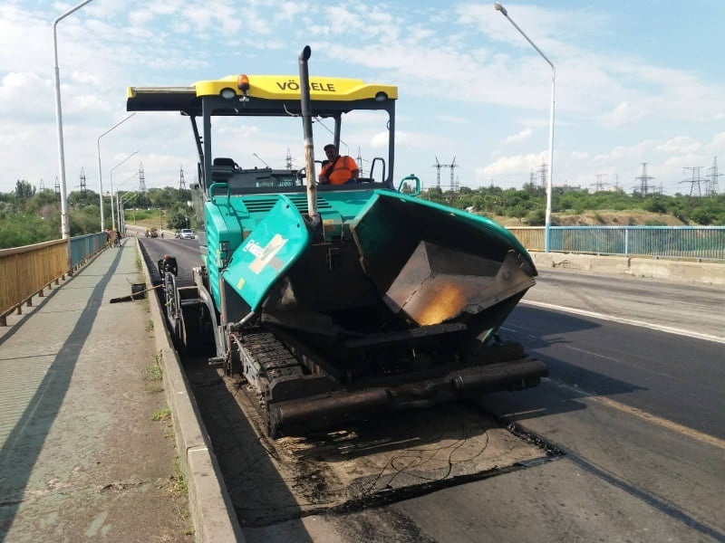 В Запорожье отремонтировали дорогу на Арочном мосту (ФОТО)
