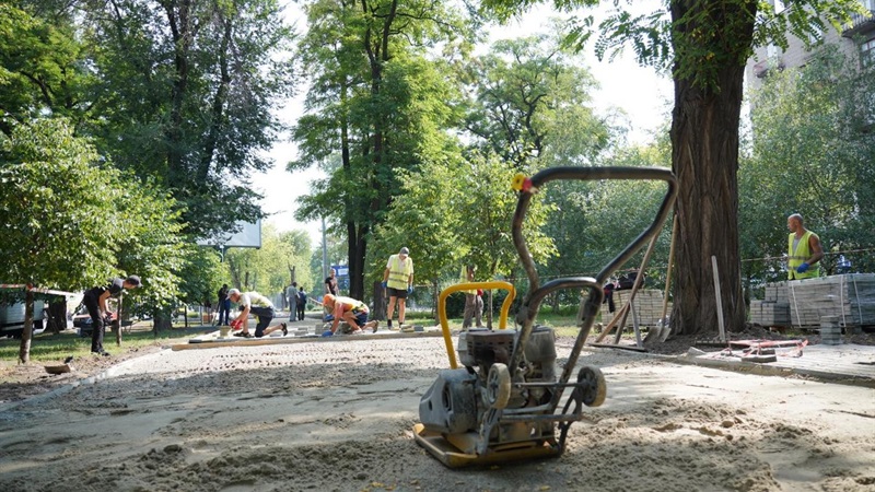 В центре Запорожья начали капитальный ремонт пешеходной зоны (ФОТО)