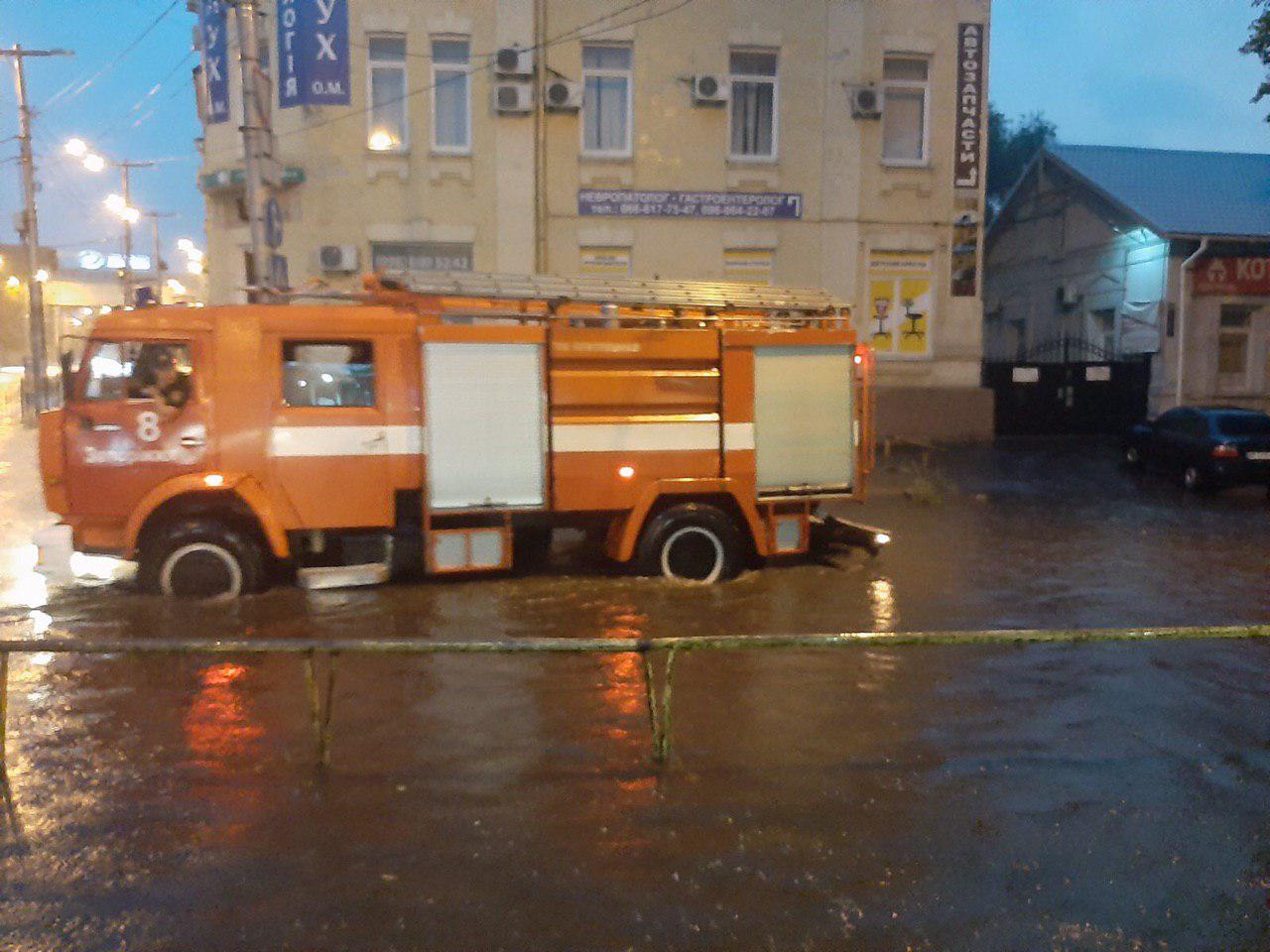 В Запорожье из-за непогоды под мостом застряло шесть авто: спасатели оказывали помощь (ФОТО)