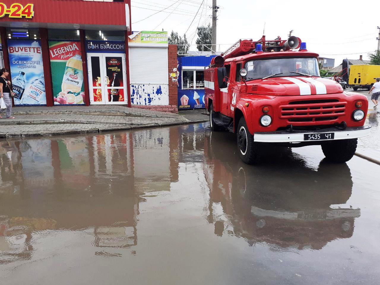 Затопленные улицы, застрявшие авто и поваленные деревья: на запорожском курорте ликвидировали последствия непогоды (ФОТО)